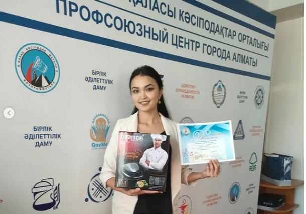 "Өнерлі өрге жүзеді" атты көркемөнерпаздар байқауының аудандық кезеңінде "Вокал" жанры бойынша жеңімпаз атанған #103 мектеп гимназиясының музыка пәні мұғалімі Махамбетова Асем Асылбековнаны құттықтаймыз!