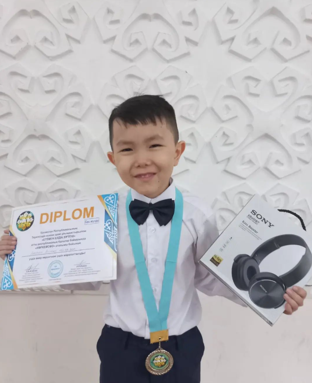 Қазақстан Республикасының Тәуелсіздік күніне орай ұйымдастырылған "Егемен елдің ертеңі" атты республикалық балалар байқауында "КӨРКЕМСӨЗ" аталымы бойынша Ленжан Асанәлі үздік өнер көрсеткені үшін марапатталады.