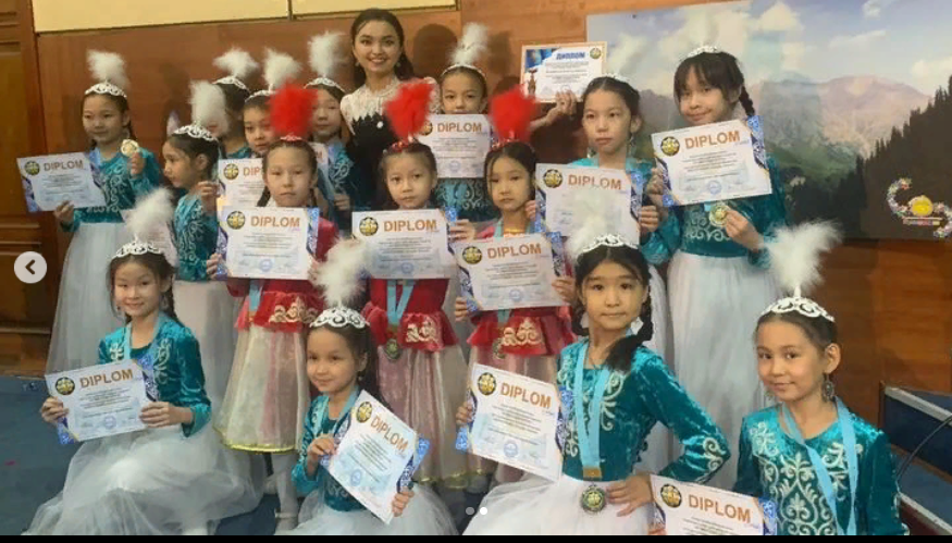 Алматы қаласы Жетісу ауданы №103 мектеп-гимназиясының 2-5 сынып оқушылары 23 желтоқсан күні музыка пәні мұғалімі А.А.Махамбетованың жетекшілігімен Республикалық жасөспірімдер арасындағы «Егемен елдің ертеңі» атты байқауға қатысып жүлделі орынды иелен