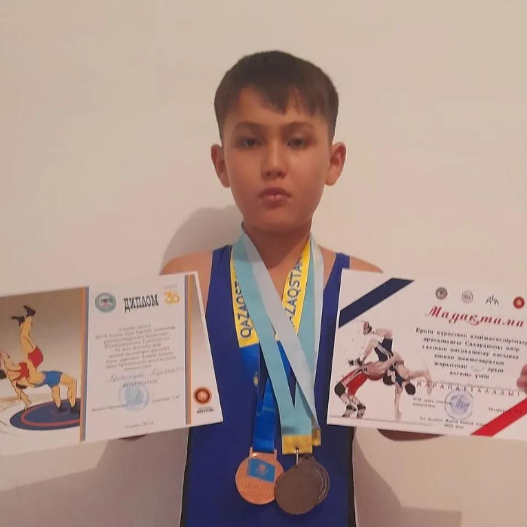 Салауатты өмір салтын насихаттау аясында өткен мектепаралық жарыстан ІІІ орын алған Ерболатұлы Мұхамеджан (41 кг) марапатталады.