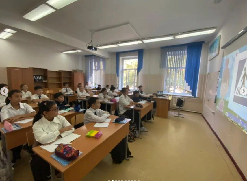 05.09.2023 5-8 сыныптарда «Жолда жүру ережелерін білесің бе? тақырыбында сынып сағаттары өтті. Мақсаты: Оқушылардың жолда жүру ережесі, жол белгілерінің түрлері жайында білімдерін толықтыру.