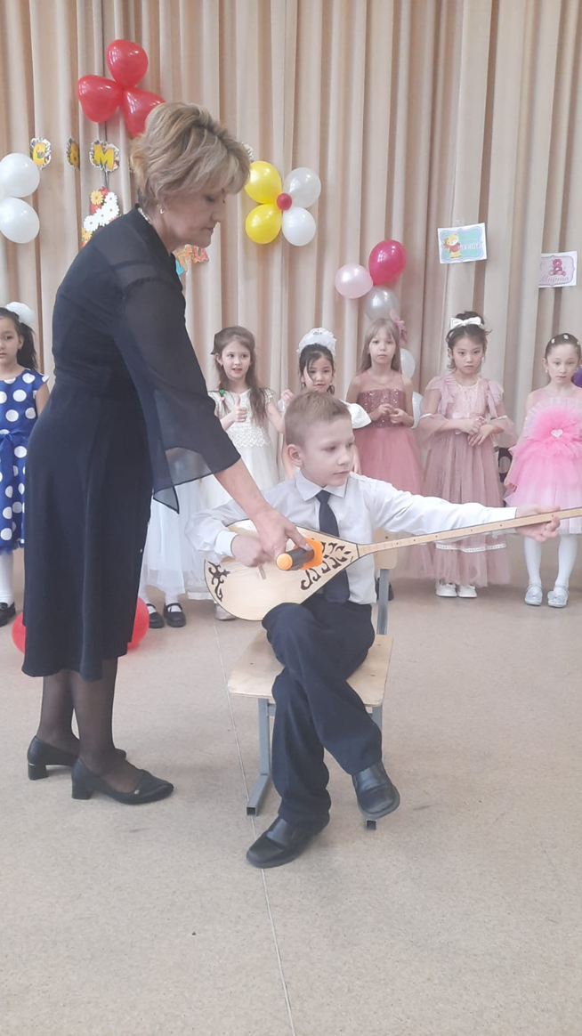 Шұғылалы көктемнің мерекесі 8 наурыз күнімен 1 Б сынып оқушыларының аналарын құттықтауы!