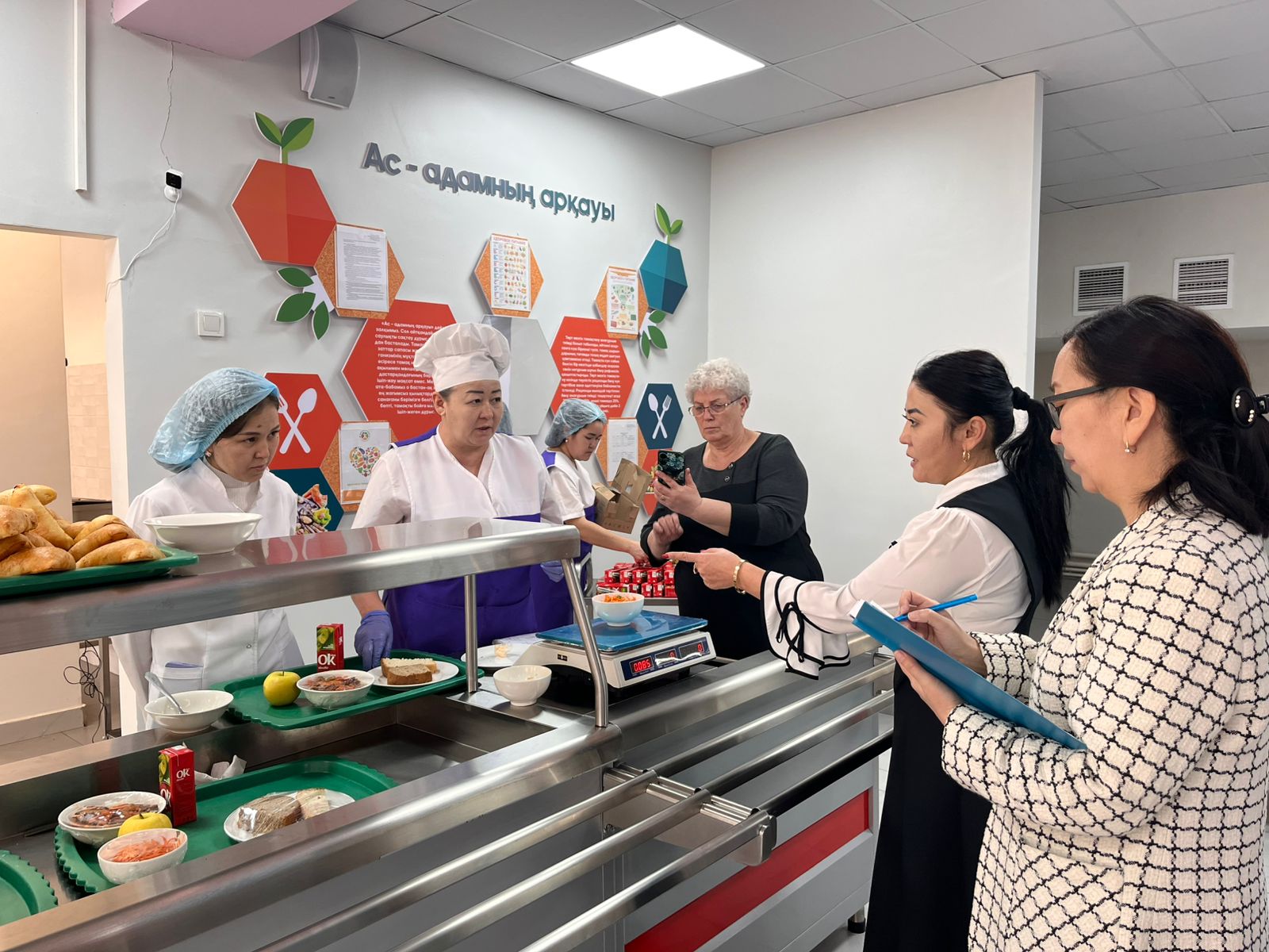 13.01.2025 жылы Алматы қаласы Жетісу ауданы №103мектеп-гимназия оқушыларын сапалы тамақтануына мониторинг комиссиясының асхананы тексеру актісі толтырылды.