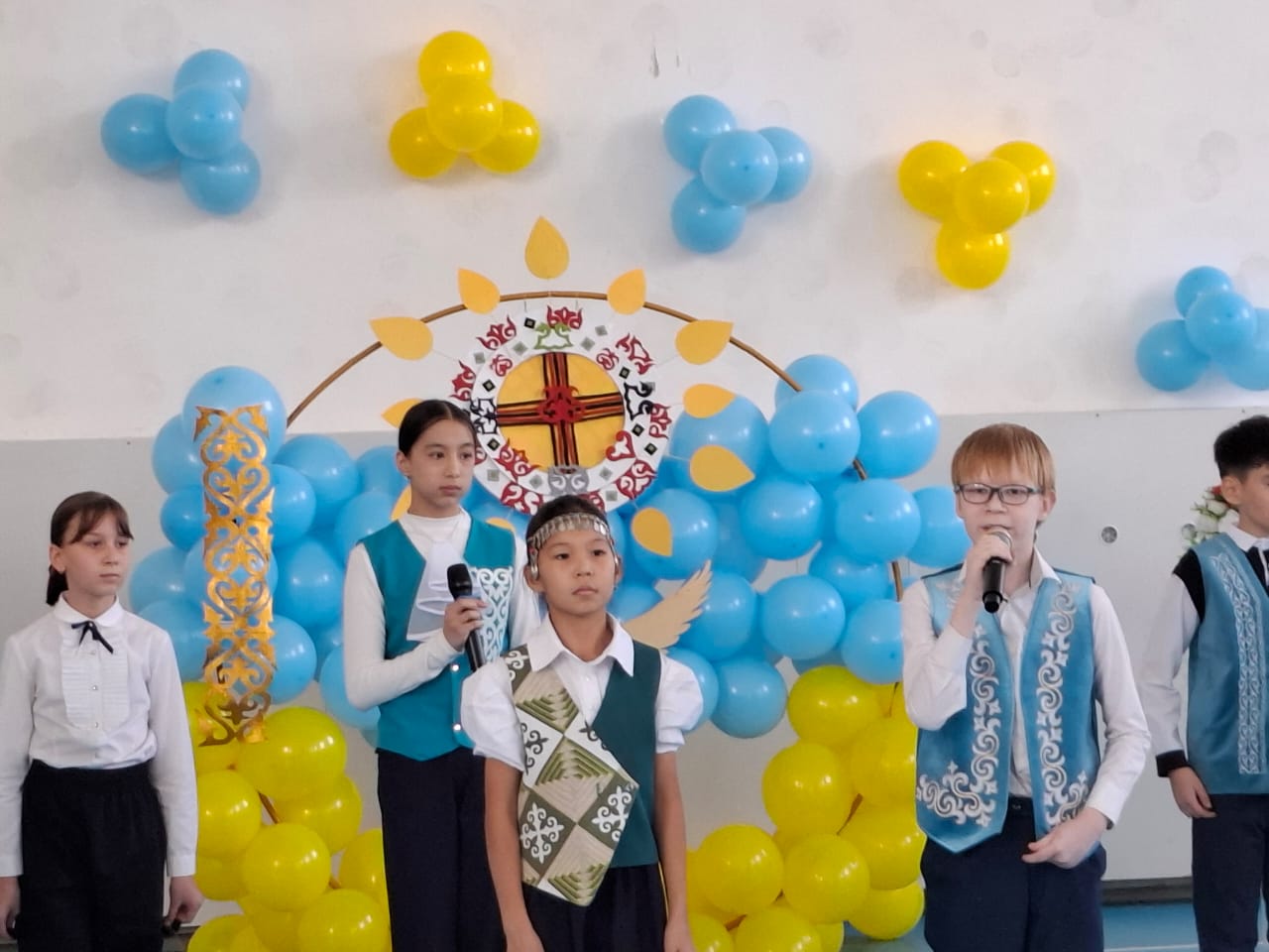 КММ №103 мектеп гимназия ұжымы Республика күніне арналған мерекелік іс- шара.